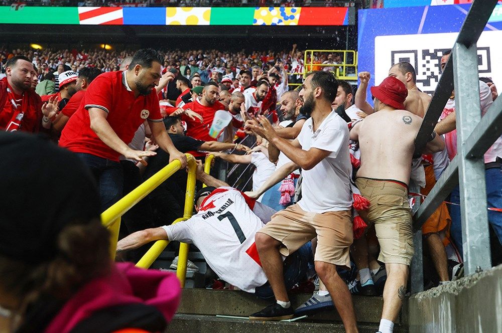 Türkiye - Gürcistan maçı öncesi tribünlerde kavga! 9