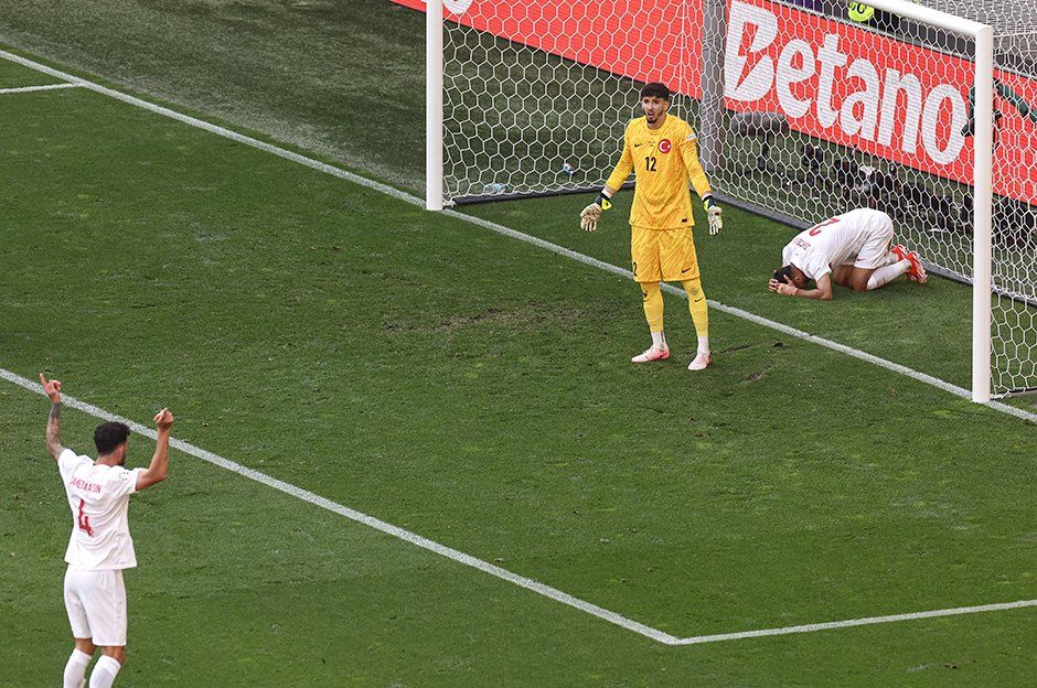 “Milli takımda kadro tercihlerini Vincenzo Montella değil Hamit Altıntop yapıyor! Portekiz’in en iyi oyuncusu Samet Akaydin sakatlanıp çıktı!” 9