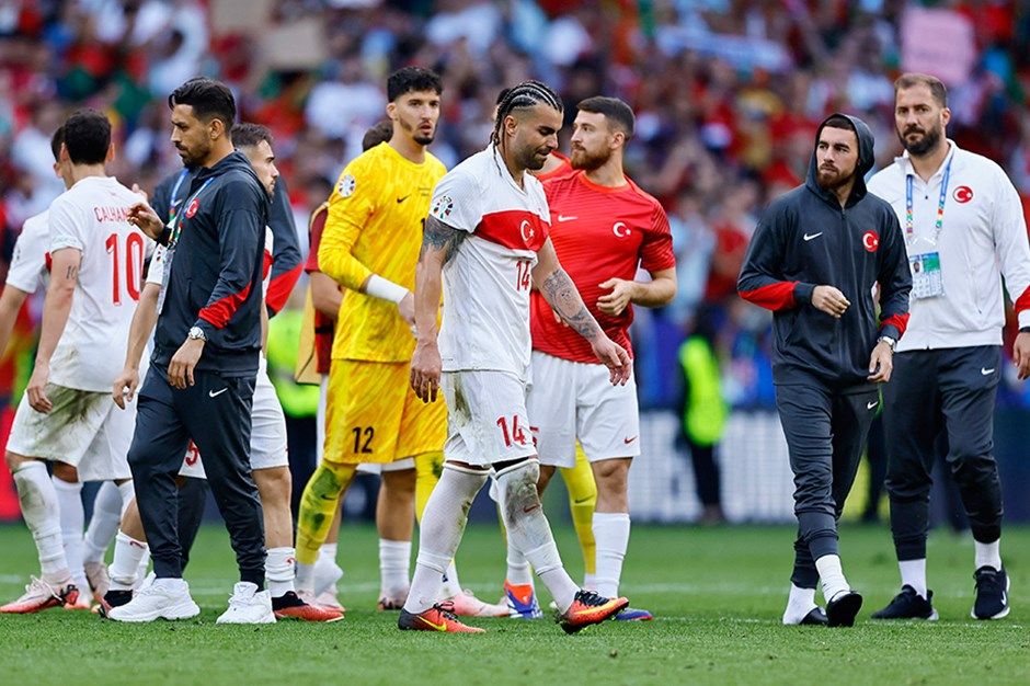 “Milli takımda kadro tercihlerini Vincenzo Montella değil Hamit Altıntop yapıyor! Portekiz’in en iyi oyuncusu Samet Akaydin sakatlanıp çıktı!” 11