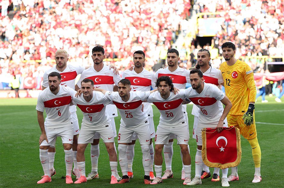 “Milli takımda kadro tercihlerini Vincenzo Montella değil Hamit Altıntop yapıyor! Portekiz’in en iyi oyuncusu Samet Akaydin sakatlanıp çıktı!” 1