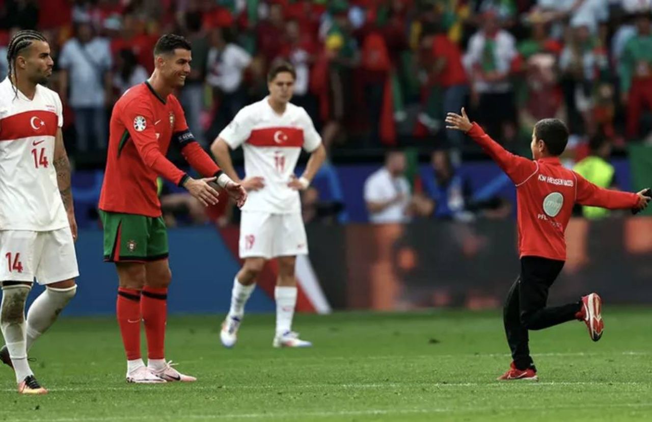 Dünya bu çocuğu konuşuyor! Sahaya atlayıp Ronaldo ile selfie çekti! O çocuk Türk çıktı 3