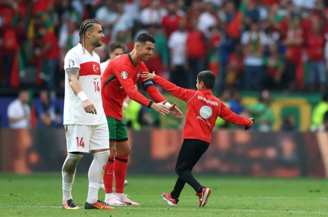 Dünya bu çocuğu konuşuyor! Sahaya atlayıp Ronaldo ile selfie çekti! O çocuk Türk çıktı 4