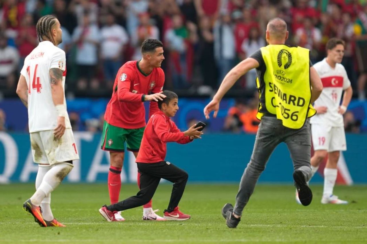 Dünya bu çocuğu konuşuyor! Sahaya atlayıp Ronaldo ile selfie çekti! O çocuk Türk çıktı 5