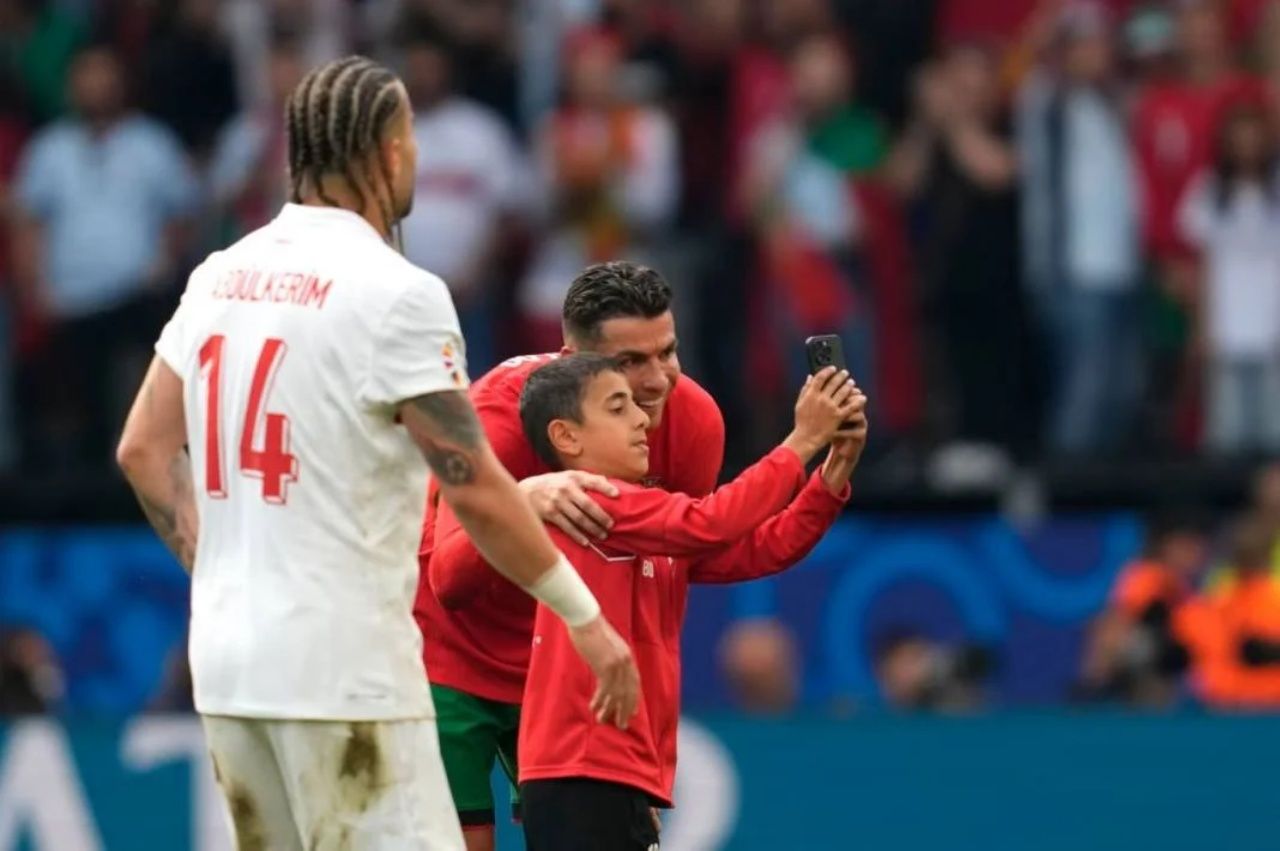 Dünya bu çocuğu konuşuyor! Sahaya atlayıp Ronaldo ile selfie çekti! O çocuk Türk çıktı 6