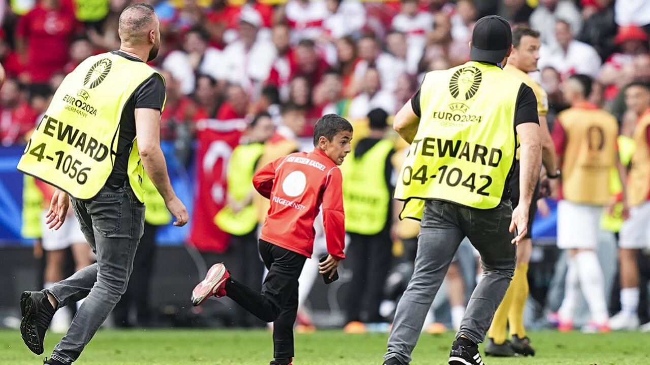 Dünya bu çocuğu konuşuyor! Sahaya atlayıp Ronaldo ile selfie çekti! O çocuk Türk çıktı 7