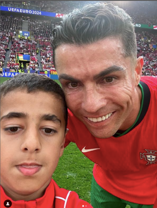 Dünya bu çocuğu konuşuyor! Sahaya atlayıp Ronaldo ile selfie çekti! O çocuk Türk çıktı 1