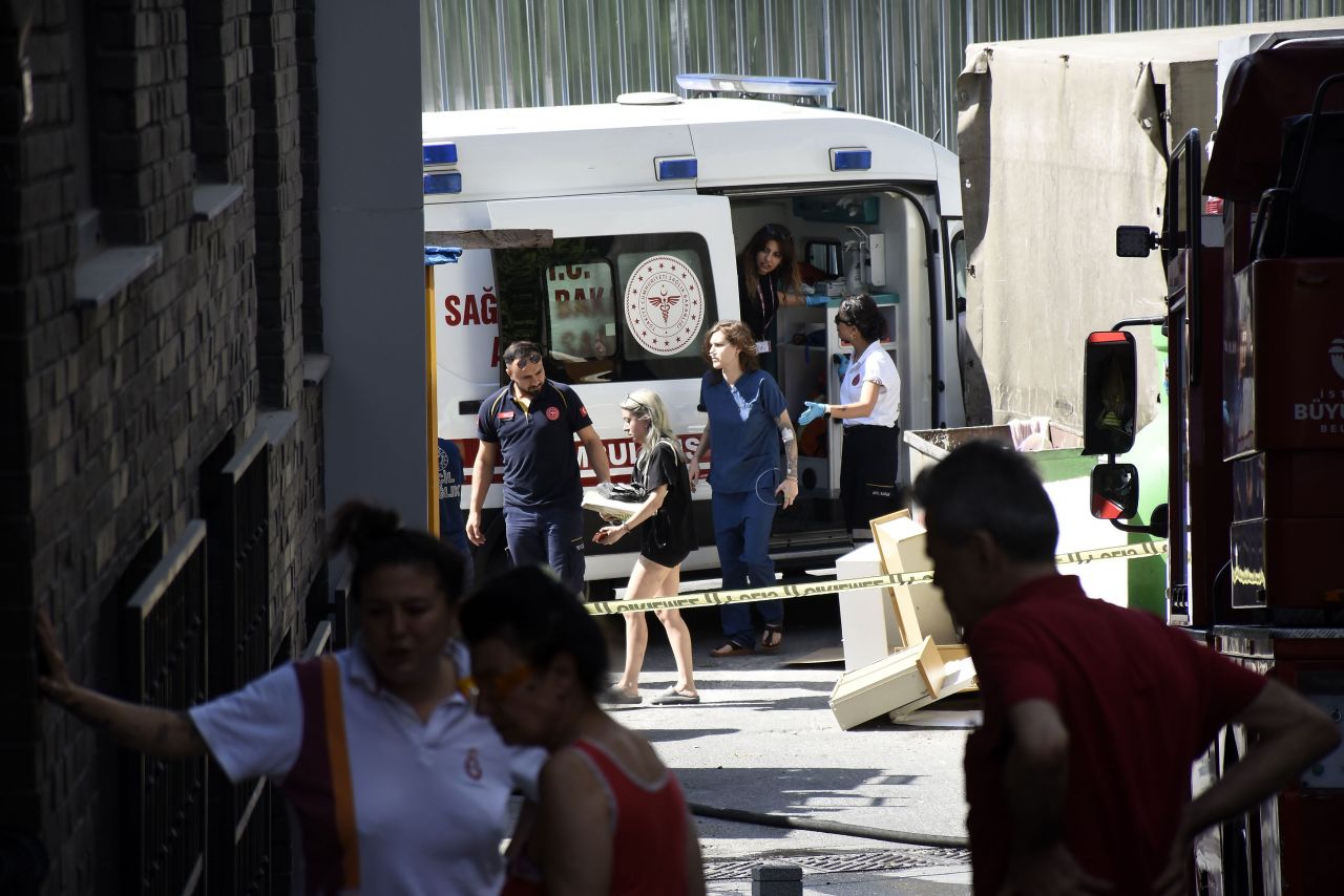 Şişli'de 6 katlı binada yangın! Mahsur kaldılar 10