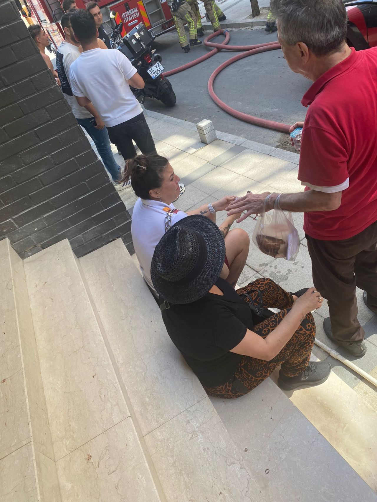 Şişli'de 6 katlı binada yangın! Mahsur kaldılar 2