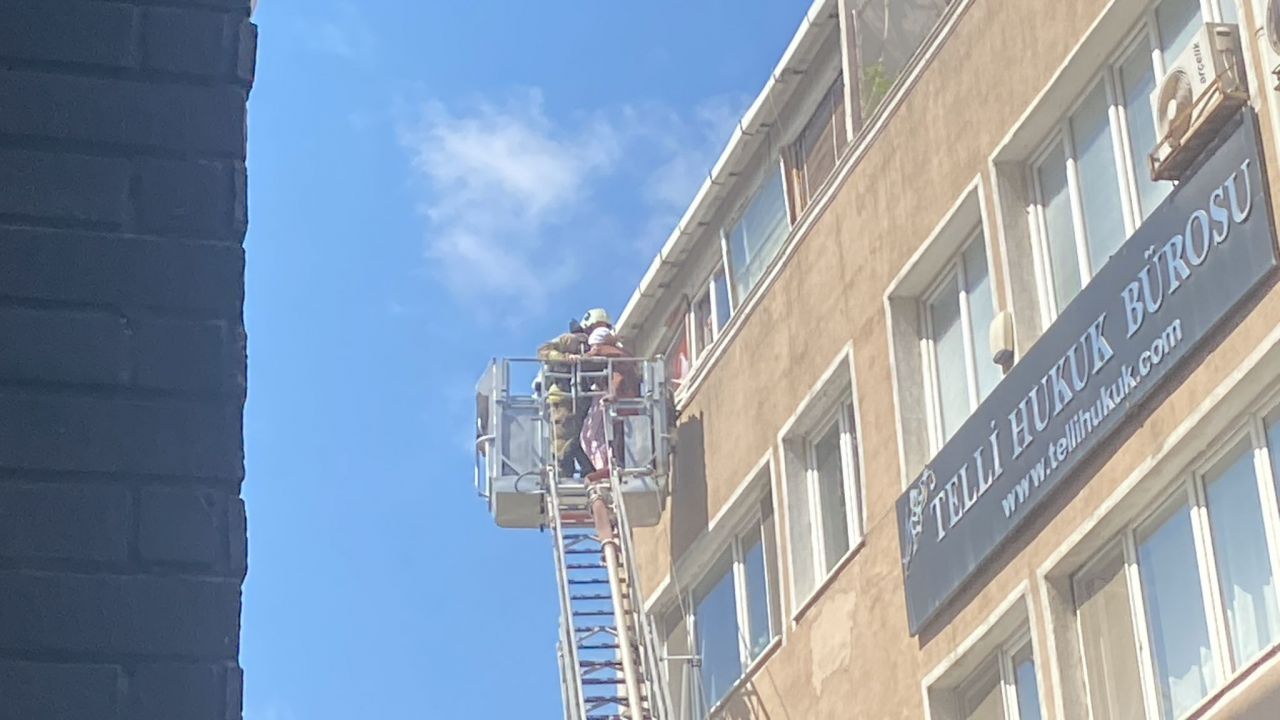 Şişli'de 6 katlı binada yangın! Mahsur kaldılar 3