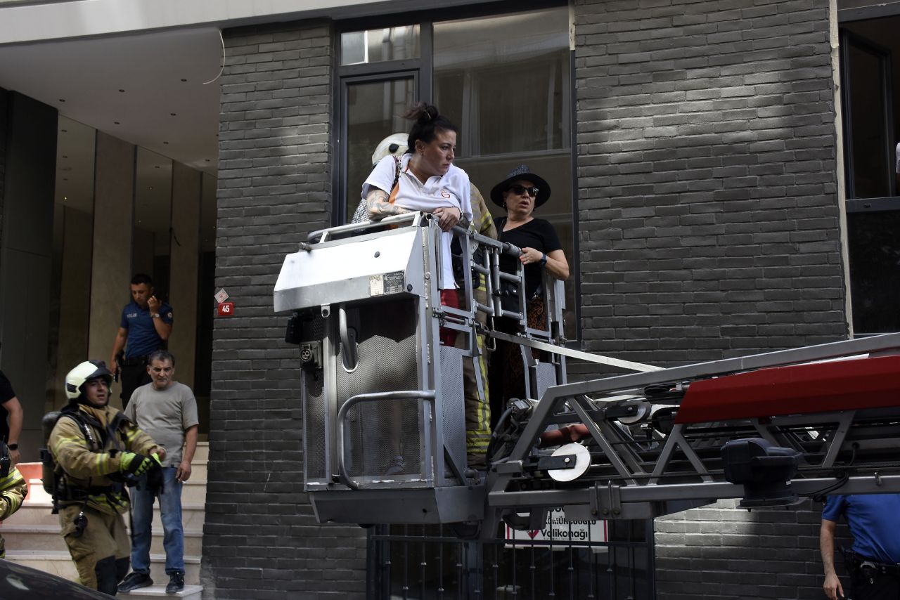 Şişli'de 6 katlı binada yangın! Mahsur kaldılar 5