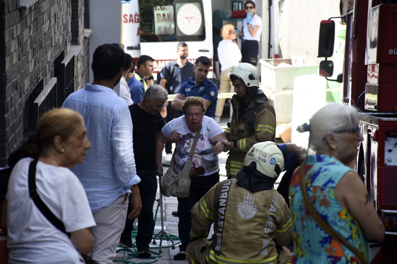 Şişli'de 6 katlı binada yangın! Mahsur kaldılar 7