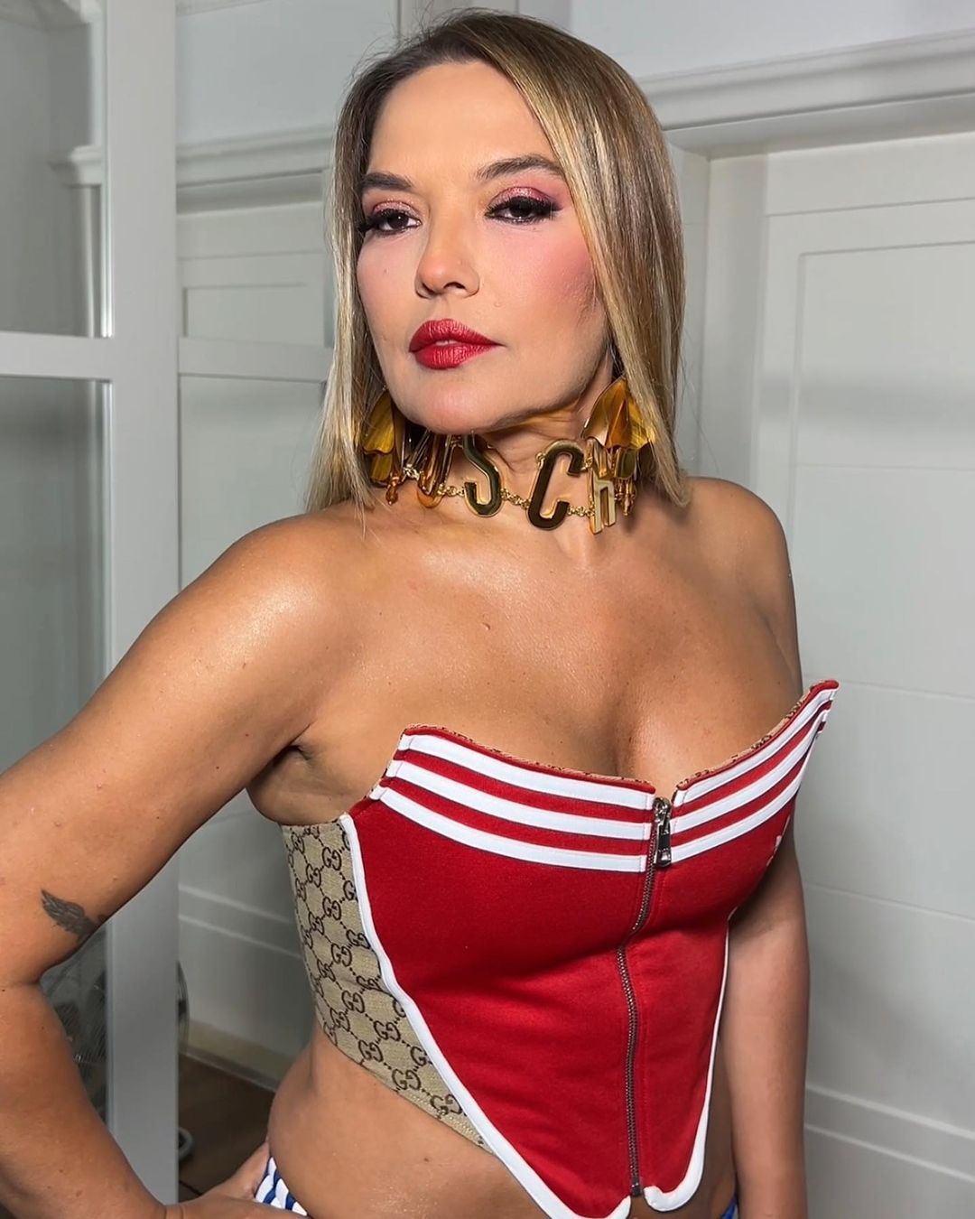 Demet Akalın, photoshopun dozunu kaçırınca göbek deliğini yok etti 2