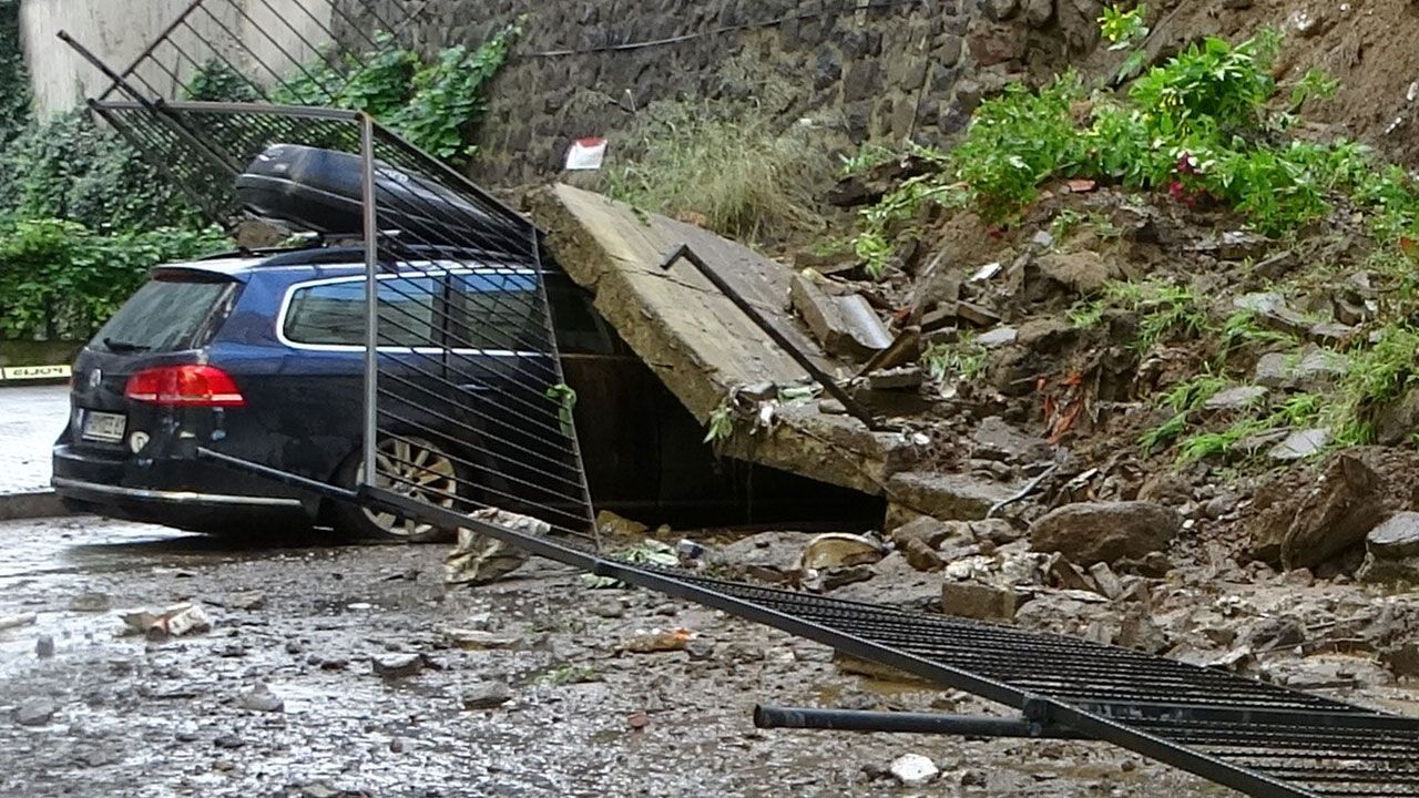 Trabzon'da istinat duvarı çöktü: 2 kişi dakikalarla kurtuldu 11
