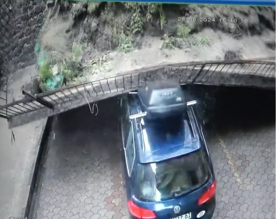 Trabzon'da istinat duvarı çöktü: 2 kişi dakikalarla kurtuldu 4