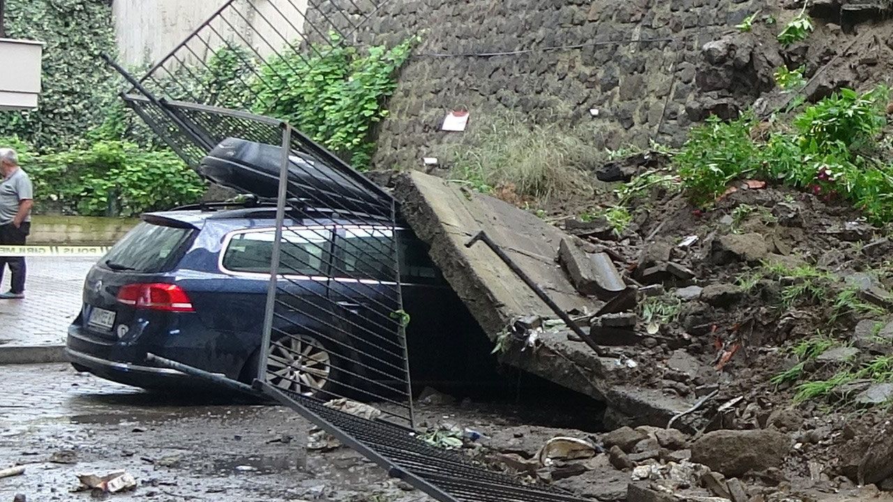 Trabzon'da istinat duvarı çöktü: 2 kişi dakikalarla kurtuldu 9
