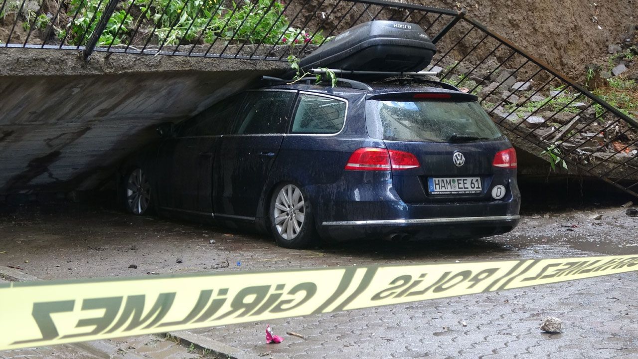Trabzon'da istinat duvarı çöktü: 2 kişi dakikalarla kurtuldu 10