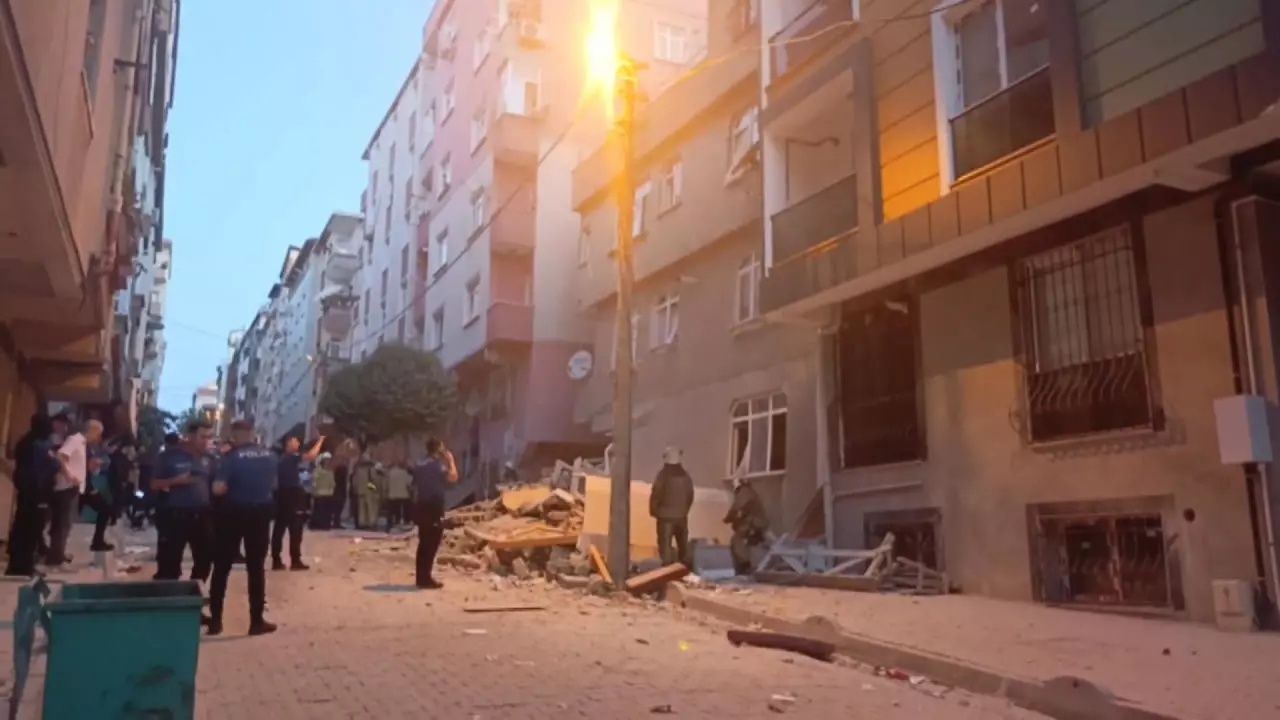 Bahçelievler'de 7 katlı bina çöktü! İstanbul Valiliği'nden açıklama... 1