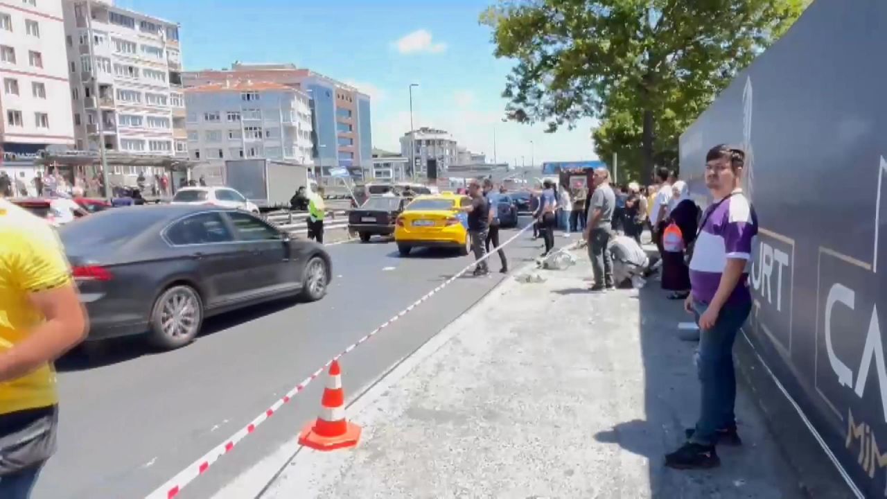 Avcılar'da otomobil yayaların arasına daldı: 1 ölü 3 yaralı 2