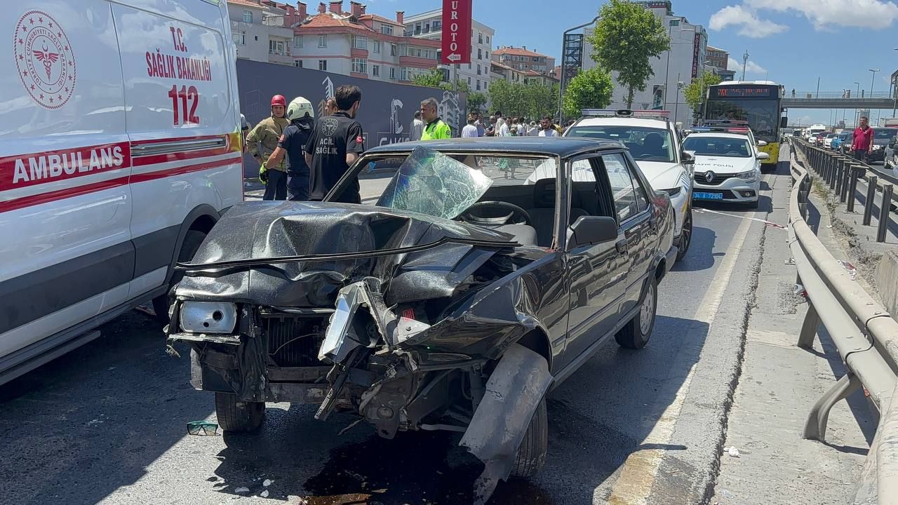 Avcılar'da otomobil yayaların arasına daldı: 1 ölü 3 yaralı 5