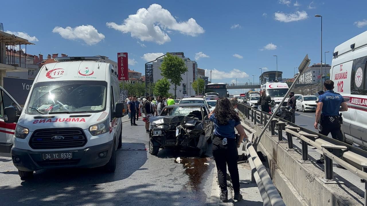 Avcılar'da otomobil yayaların arasına daldı: 1 ölü 3 yaralı 6