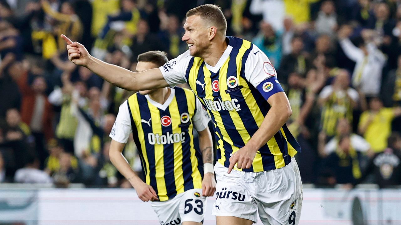 Jose Mourinho Fenerbahçe'de gidecek ve kalacak isimleri belirledi! 5 isme tam not verdi, 3 ismin biletini kesti: "Bunları takımdan gönderin" 5