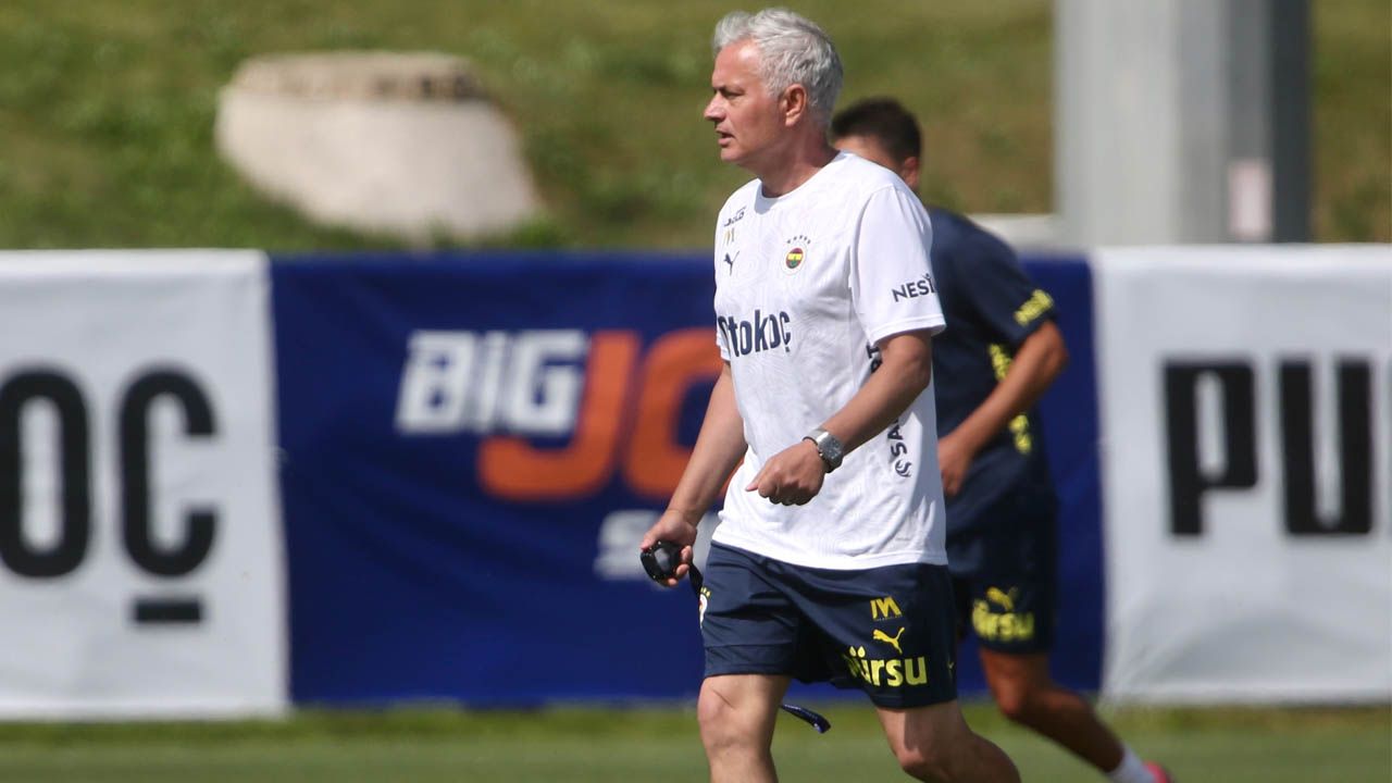 Jose Mourinho Fenerbahçe'de gidecek ve kalacak isimleri belirledi! 5 isme tam not verdi, 3 ismin biletini kesti: "Bunları takımdan gönderin" 15