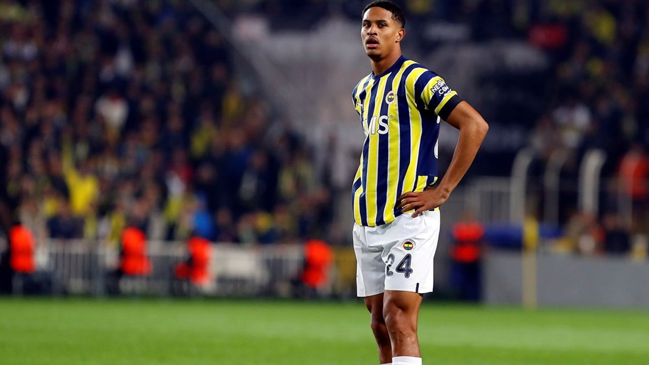 Jose Mourinho Fenerbahçe'de gidecek ve kalacak isimleri belirledi! 5 isme tam not verdi, 3 ismin biletini kesti: "Bunları takımdan gönderin" 7
