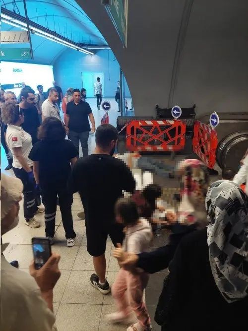 İzmir'de korku dolu anlar! Metro merdiveni çöktü, yaralılar var... 2