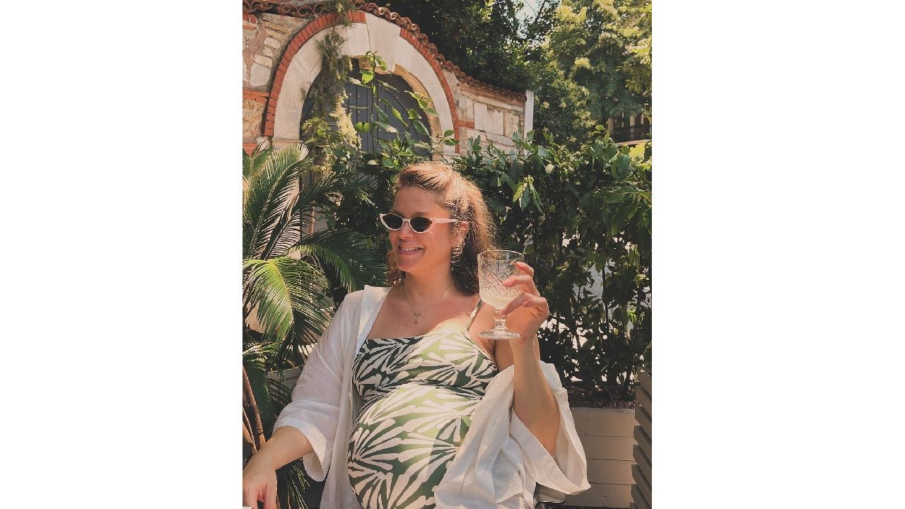 Oyuncu Burcu Biricik yayınladı! Karnı burnunda pozlarına yorum yağdı... 1