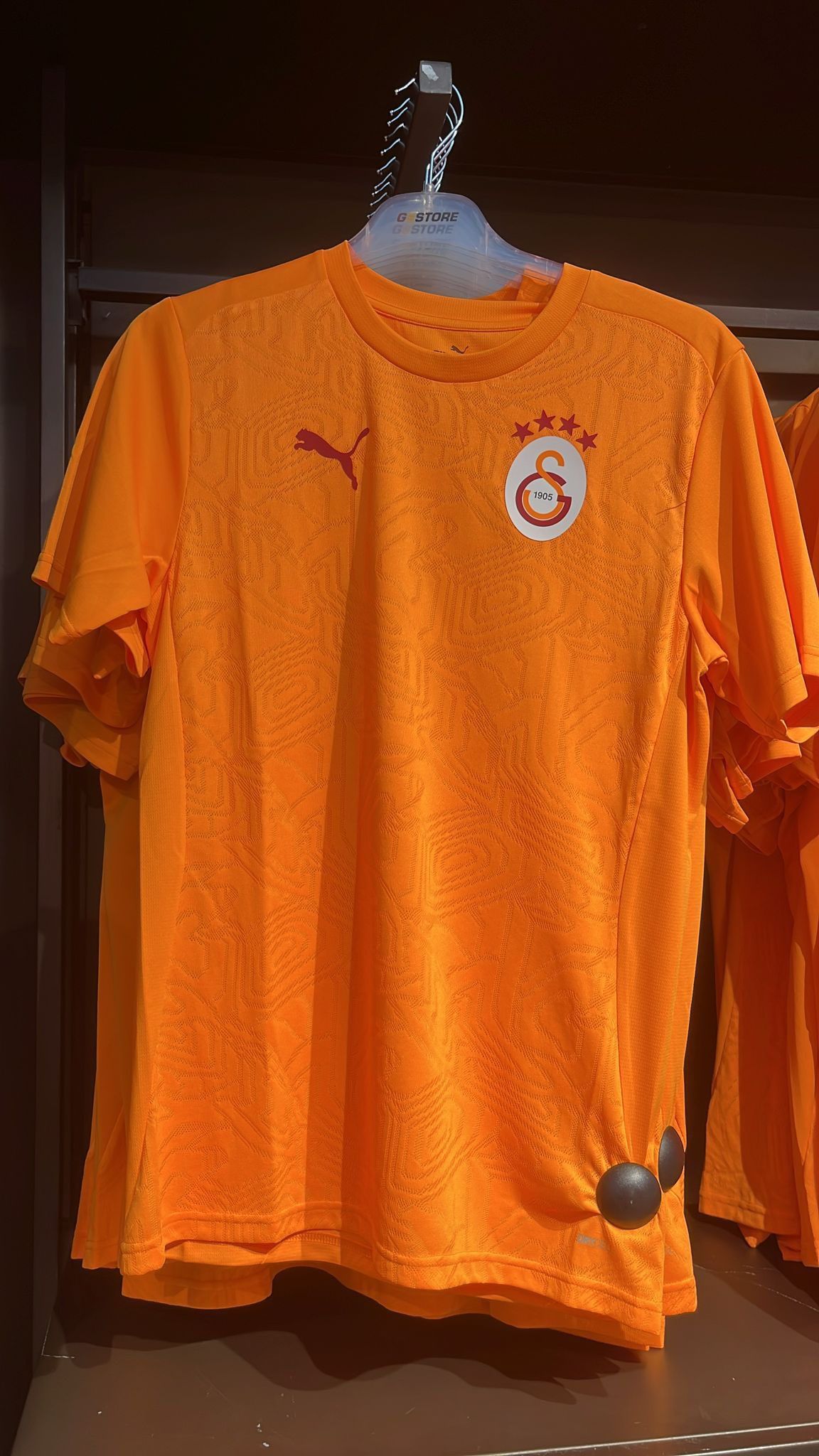 Galatasaray'ın yeni sezon formaları görücüye çıktı! Taraftarları hayran bırakan ürünlere büyük ilgi 12