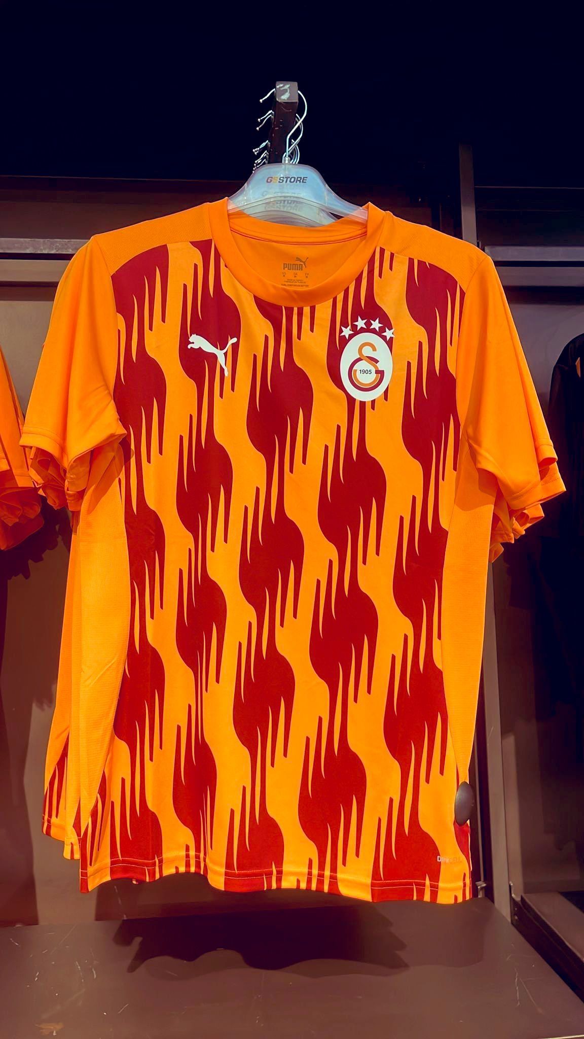 Galatasaray'ın yeni sezon formaları görücüye çıktı! Taraftarları hayran bırakan ürünlere büyük ilgi 7