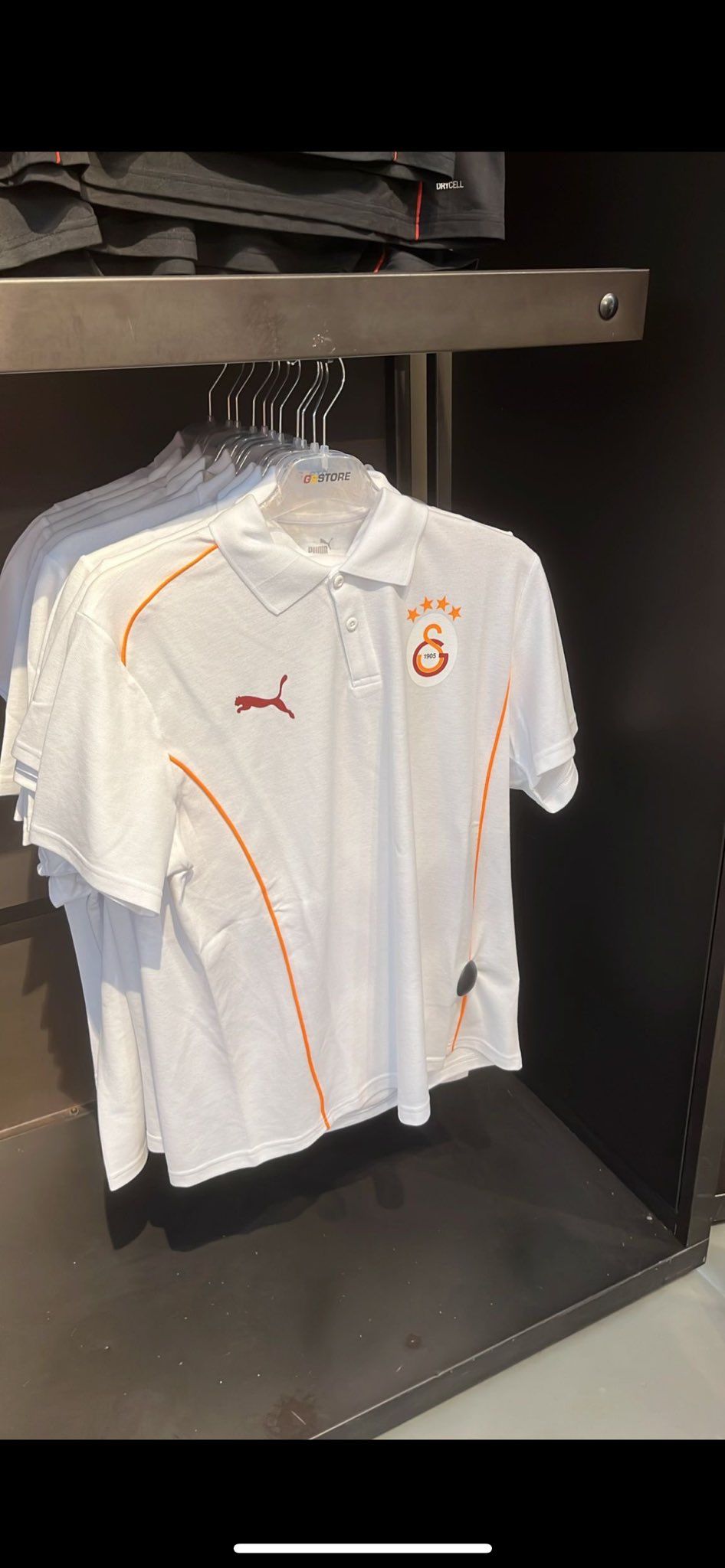 Galatasaray'ın yeni sezon formaları görücüye çıktı! Taraftarları hayran bırakan ürünlere büyük ilgi 11