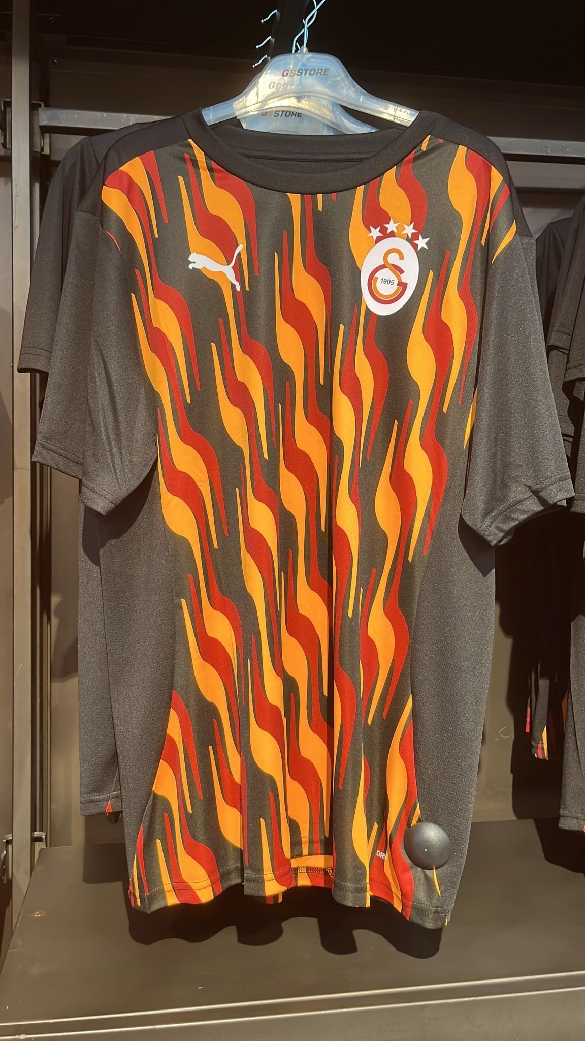 Galatasaray'ın yeni sezon formaları görücüye çıktı! Taraftarları hayran bırakan ürünlere büyük ilgi 8