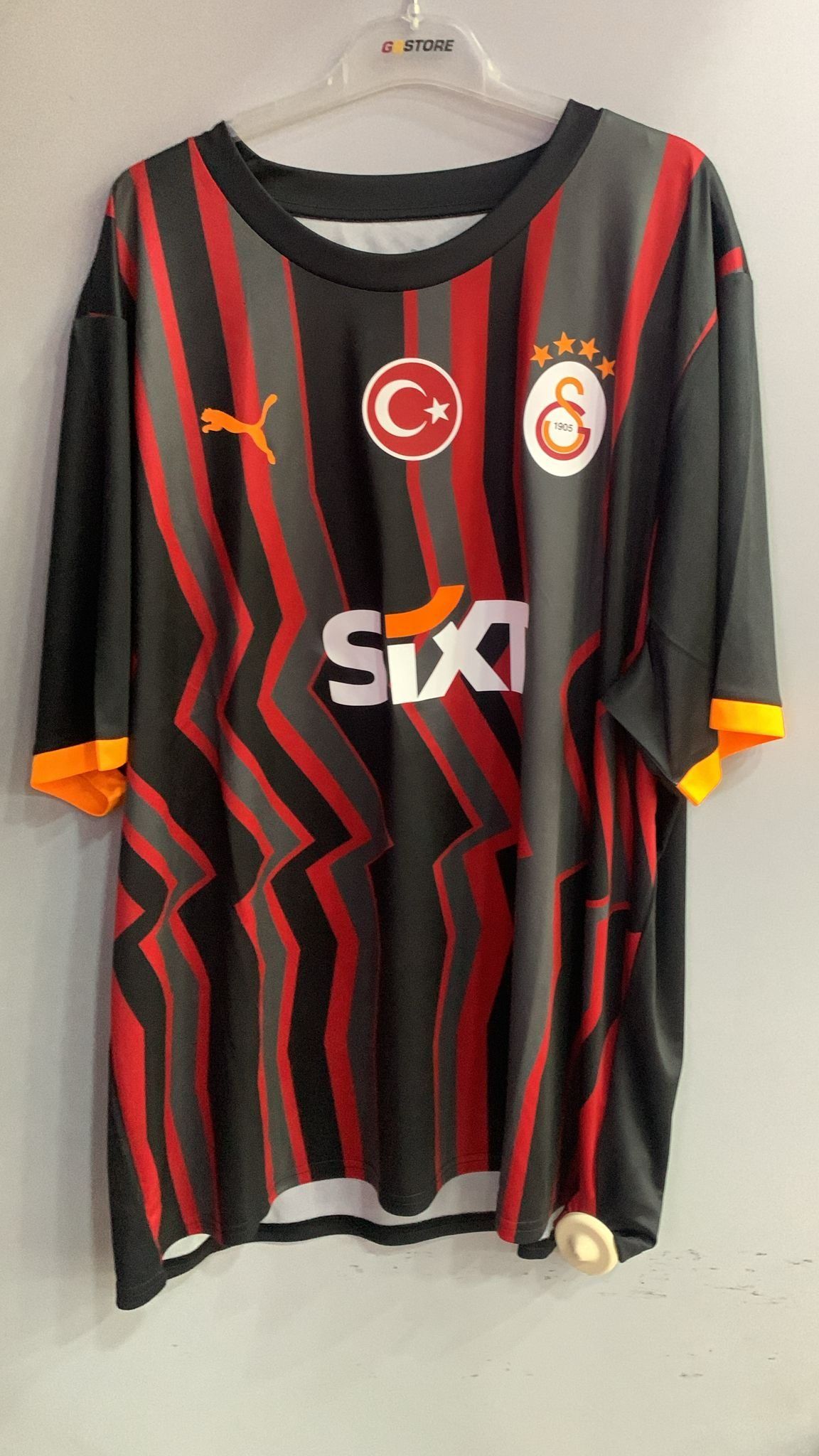 Galatasaray'ın yeni sezon formaları görücüye çıktı! Taraftarları hayran bırakan ürünlere büyük ilgi 9