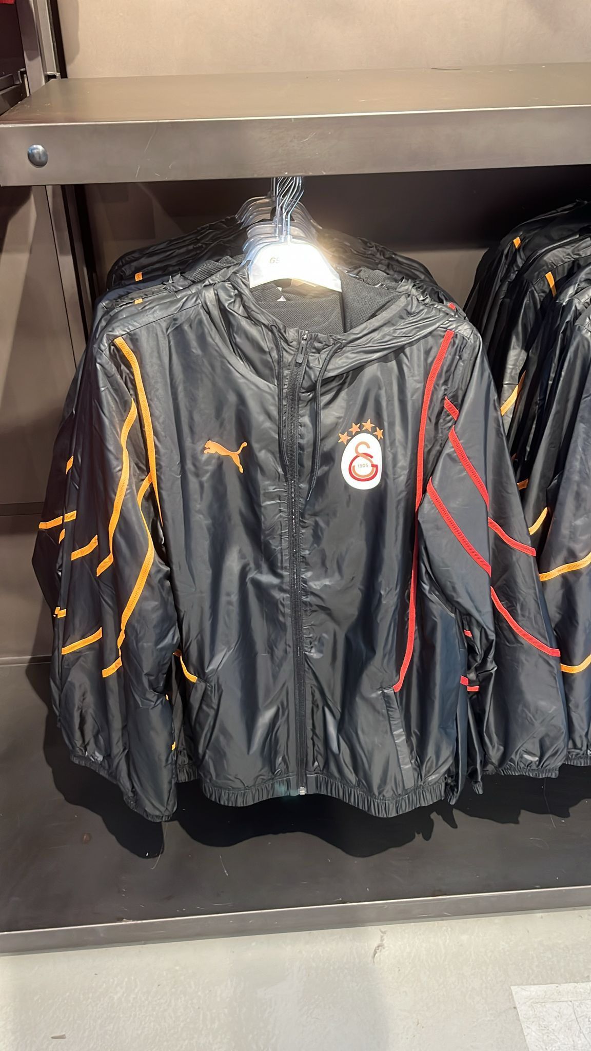 Galatasaray'ın yeni sezon formaları görücüye çıktı! Taraftarları hayran bırakan ürünlere büyük ilgi 14