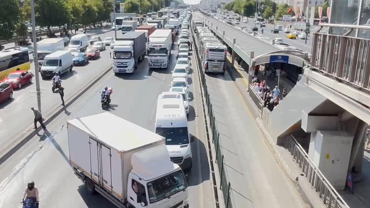 Beylikdüzü'nde TIR'ın çarptığı direk yolcu minibüsünün üstüne devrildi 1