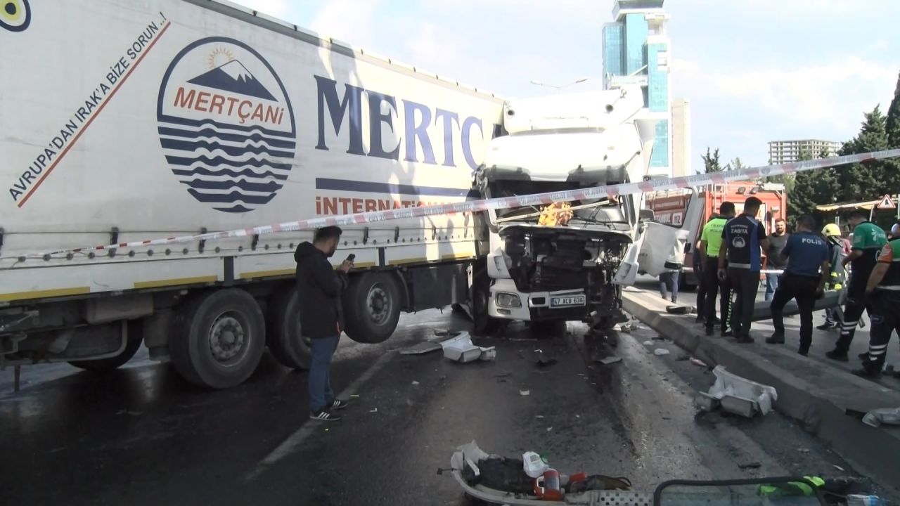 Beylikdüzü'nde TIR'ın çarptığı direk yolcu minibüsünün üstüne devrildi 2