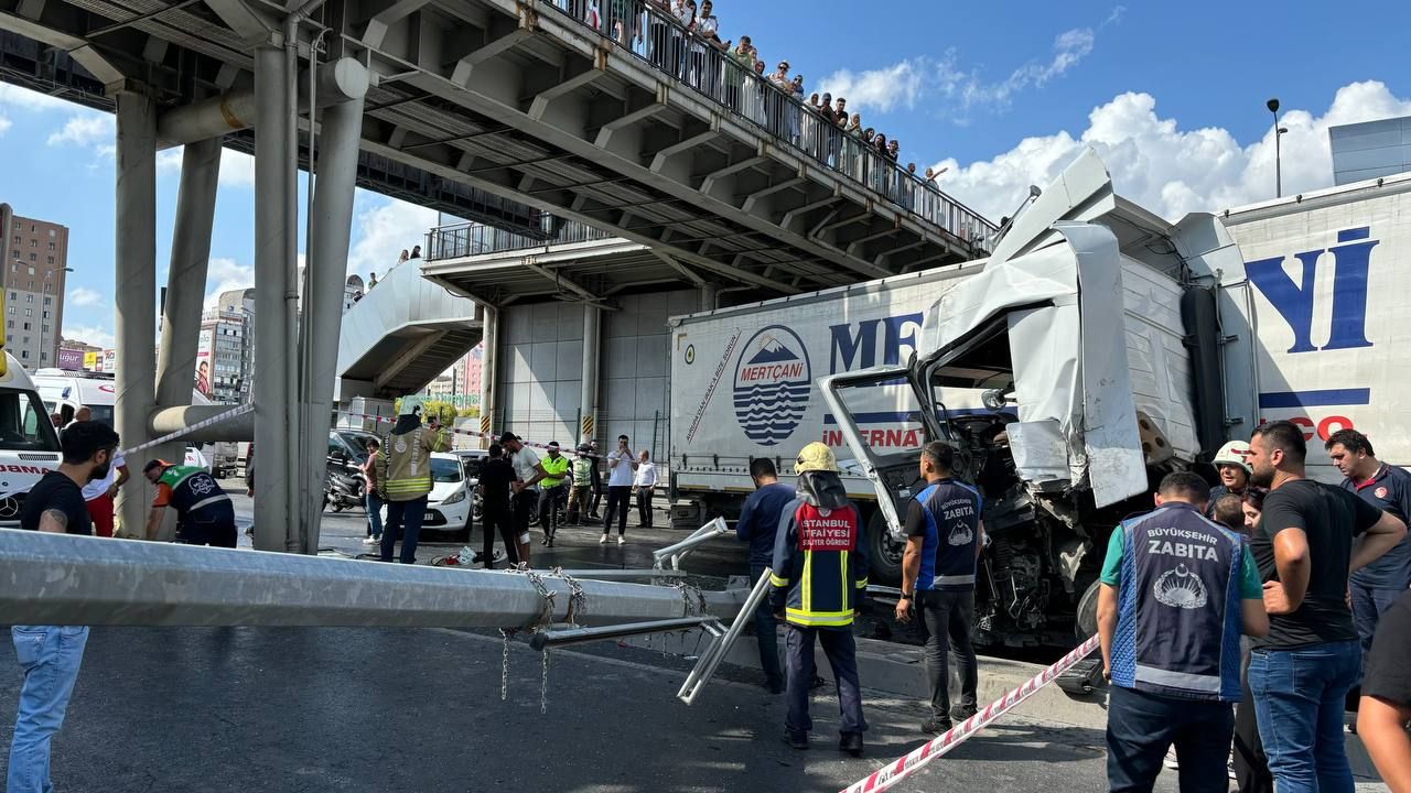 Beylikdüzü'nde TIR'ın çarptığı direk yolcu minibüsünün üstüne devrildi 3