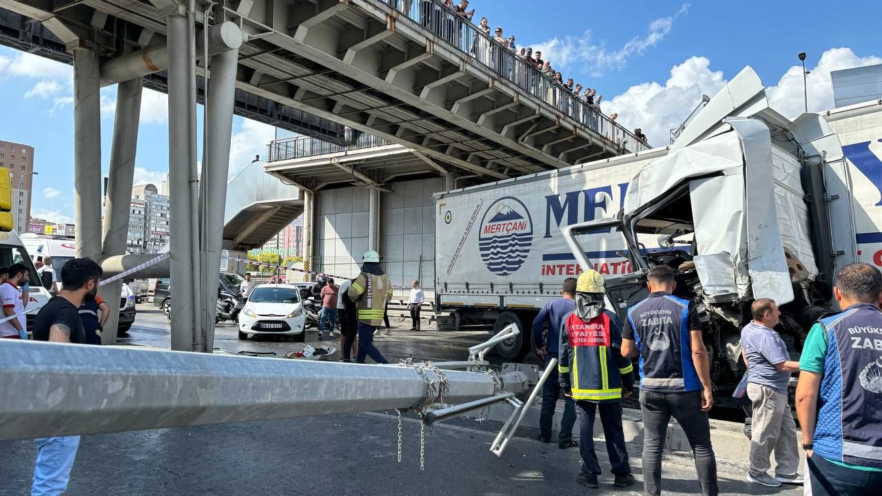 Beylikdüzü'nde TIR'ın çarptığı direk yolcu minibüsünün üstüne devrildi 4