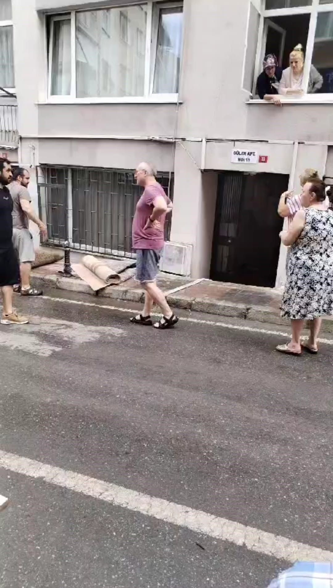 Kadıköy'de sağanak yağmur nedeniyle bazı evleri su bastı 3
