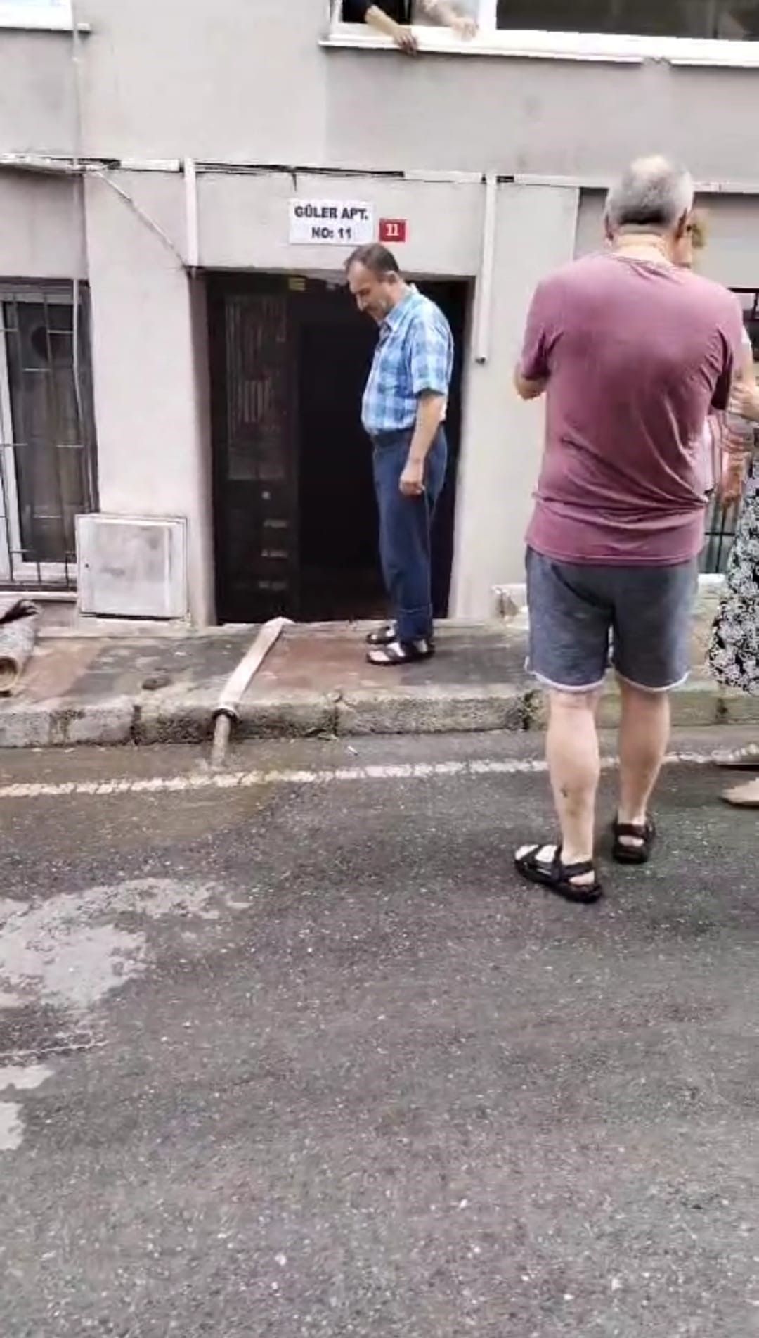 Kadıköy'de sağanak yağmur nedeniyle bazı evleri su bastı 4