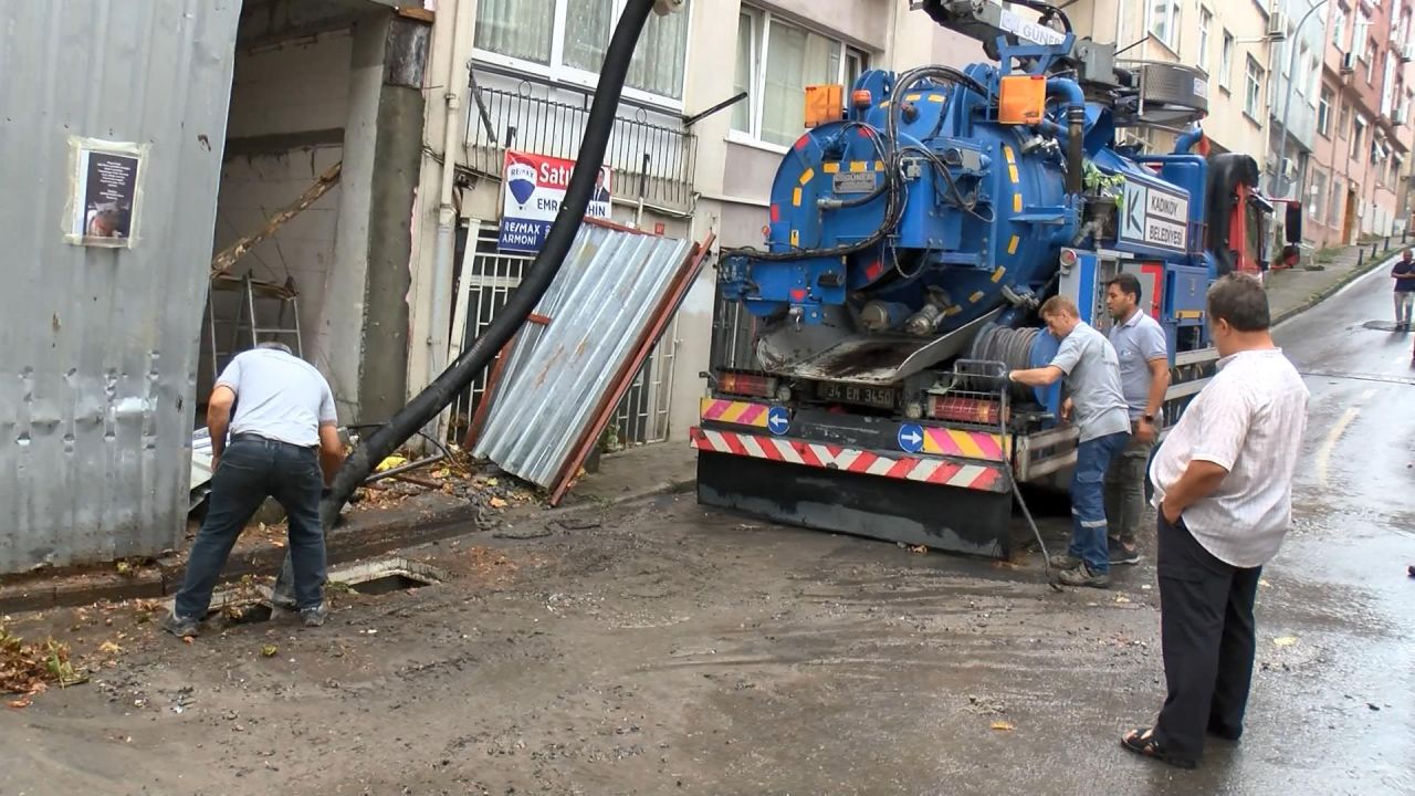 Kadıköy'de sağanak yağmur nedeniyle bazı evleri su bastı 6