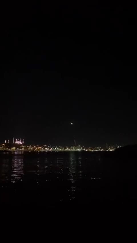 İstanbul semalarında görenleri heyecanlandıran ışık huzmesi 3