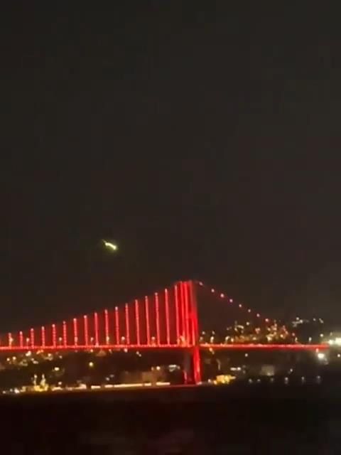 İstanbul semalarında görenleri heyecanlandıran ışık huzmesi 2