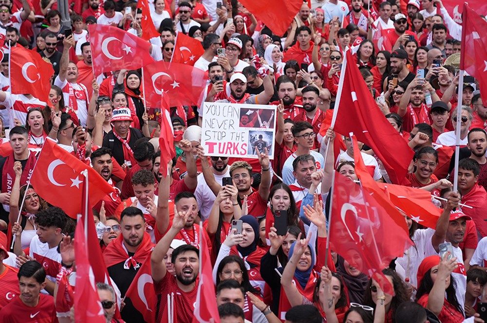 A Milli Futbol Takımı'na büyük destek: Tarihi maç öncesi Berlin'de, Borkurt'lu-Mehter'li görülmemiş coşku! 2