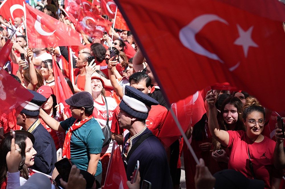 A Milli Futbol Takımı'na büyük destek: Tarihi maç öncesi Berlin'de, Borkurt'lu-Mehter'li görülmemiş coşku! 11