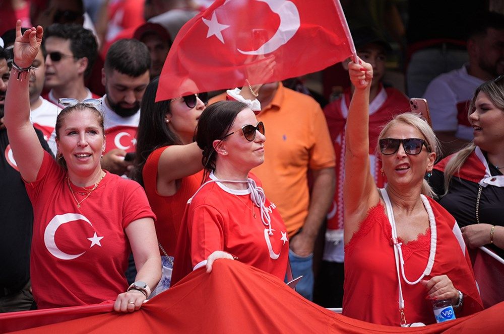 A Milli Futbol Takımı'na büyük destek: Tarihi maç öncesi Berlin'de, Borkurt'lu-Mehter'li görülmemiş coşku! 15