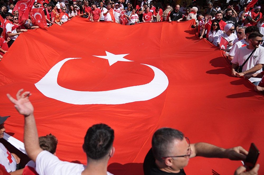 A Milli Futbol Takımı'na büyük destek: Tarihi maç öncesi Berlin'de, Borkurt'lu-Mehter'li görülmemiş coşku! 16