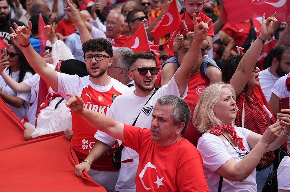 A Milli Futbol Takımı'na büyük destek: Tarihi maç öncesi Berlin'de, Borkurt'lu-Mehter'li görülmemiş coşku! 18