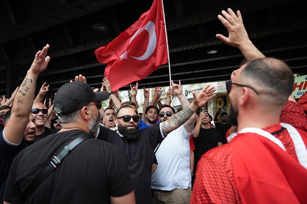 A Milli Futbol Takımı'na büyük destek: Tarihi maç öncesi Berlin'de, Borkurt'lu-Mehter'li görülmemiş coşku! 19